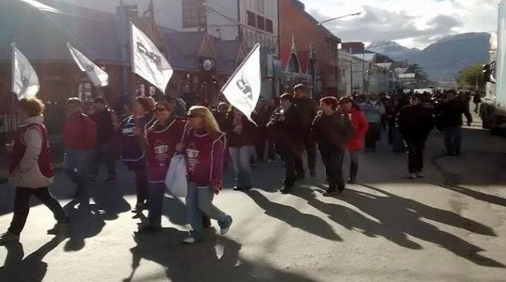 La CTA Autónoma de Tierra del Fuego marchó por las calles de Ushuaia