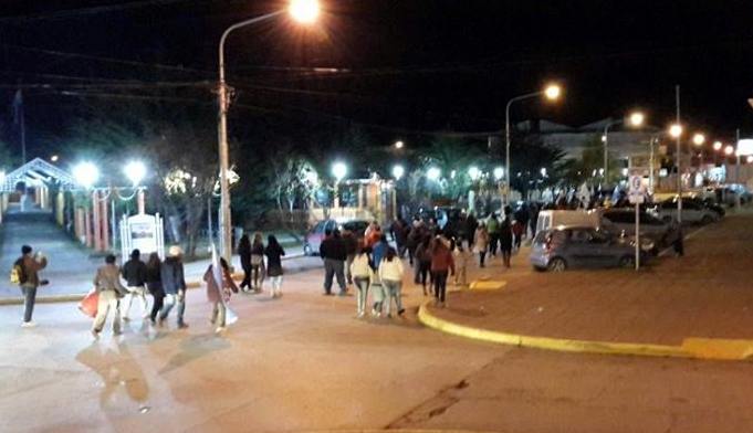 Los docentes de Río Grande hicieron un cacerolazo y marcharon por la calles de la ciudad