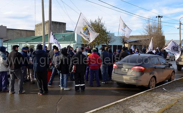 El FPT acompaño el reclamo de los trabajadores de Plásticos Isla Grande