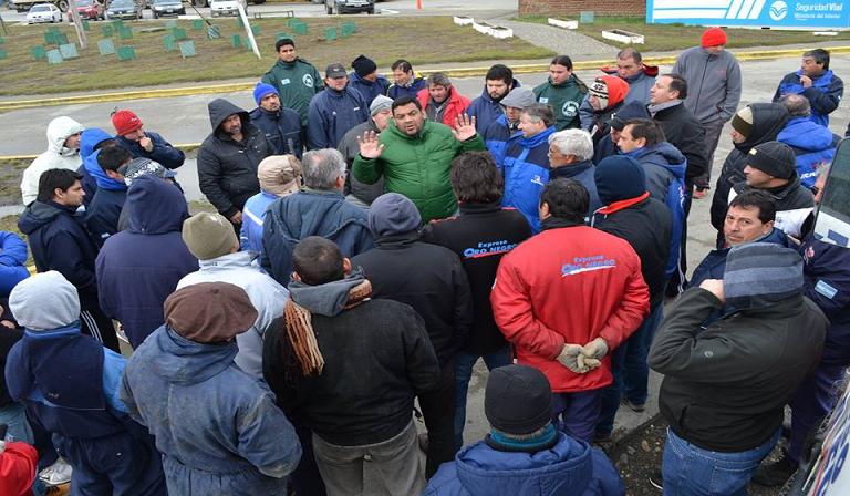Guillermo Vargas (campera verde), dialogando con los choferes en la zona de San Sebastián