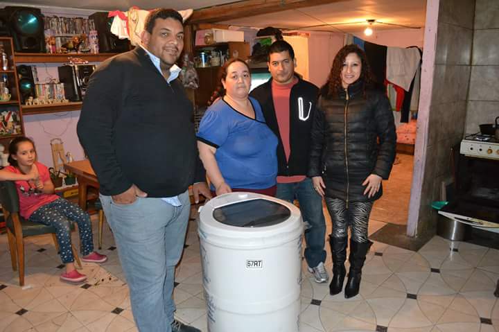 Guillermo Vargas (izq.), junto a Hugo Peralta y Miriam Faría asistiendo a vecinos de Río Grande