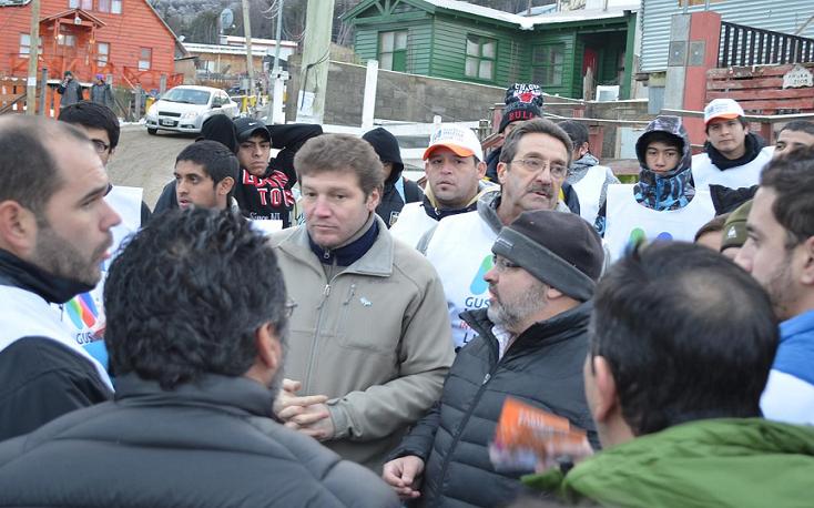 José Barretta junto al Intendente Melella en el Bº Kaupén de Ushuaia