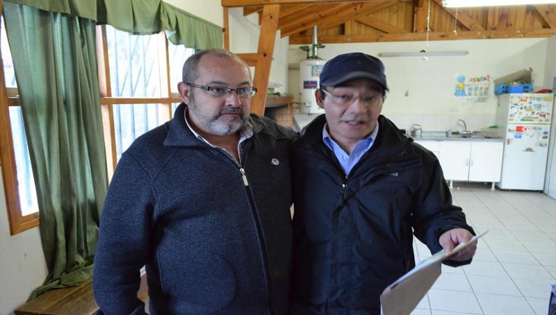 José Barretta entregó una orden de compra al Presidente del Bº Kaupén de Ushuaia