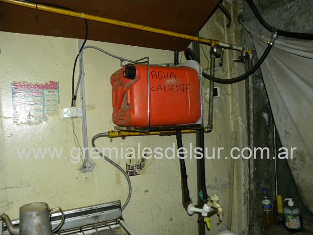 Un improvisado bidón reemplaza al termotanque o calefón  