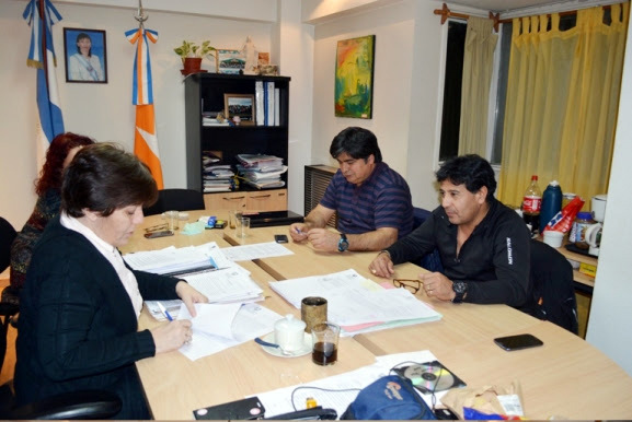 Carlos Córdoba firmó un Acta Compromiso para regularizar la situación de los Auxiliares Administrativos Docentes