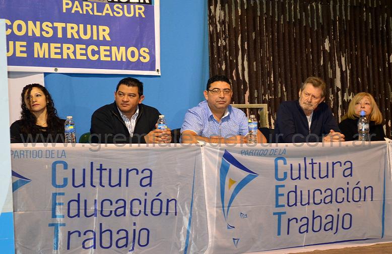 Pedro Velázquez y Luis Augsburger en el acto realizado en el gimnasio de la UTN en Río Grande