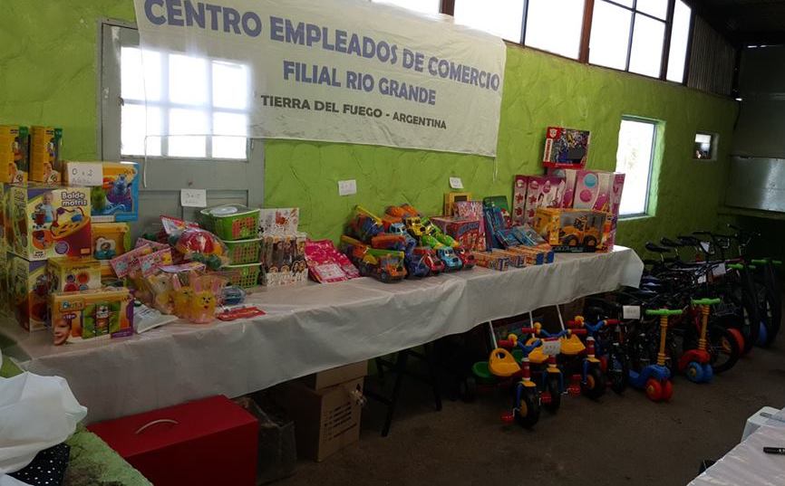 En Tolhuin hubo sorteos de juguetes y bicicletas en el festejo del CEC