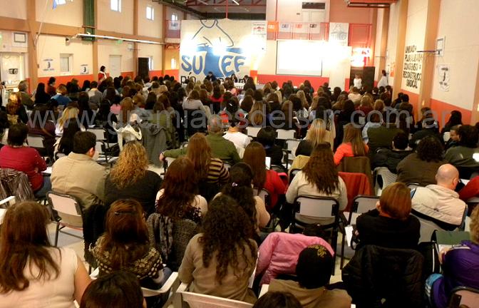 Docentes en la capacitación en la Escuela Nº 42