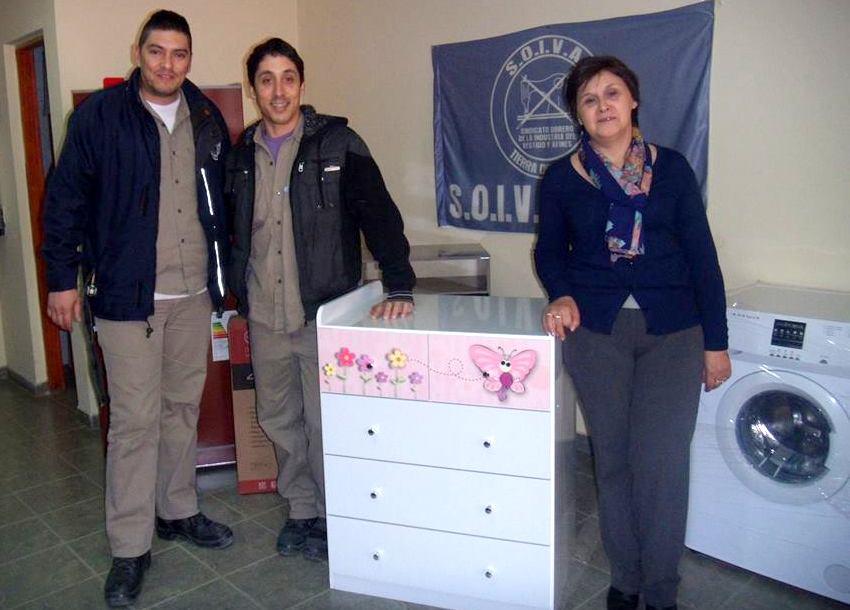 Andrés Morcillo (izq.) y Alejandra Zustovich entregaron los premios a los ganadores