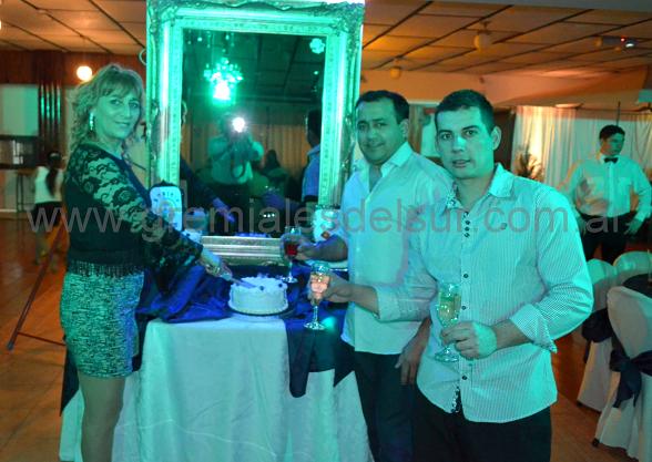 Ana Mendez, Pablo Cabrera y Orlando Lima, en el momento de cortar la torta en la fiesta de los Químicos y Petroquímicos