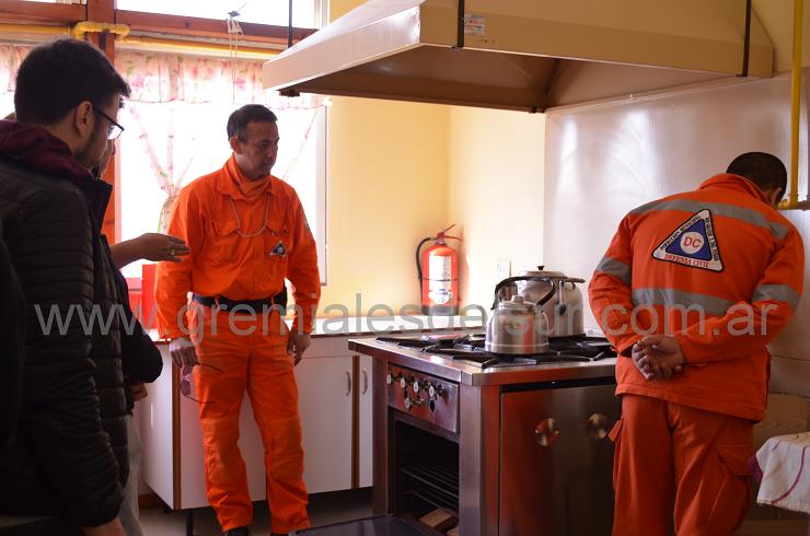 Personal de Defensa Civil Municipal inspeccionando la cocina del Centro Infantil Integrado