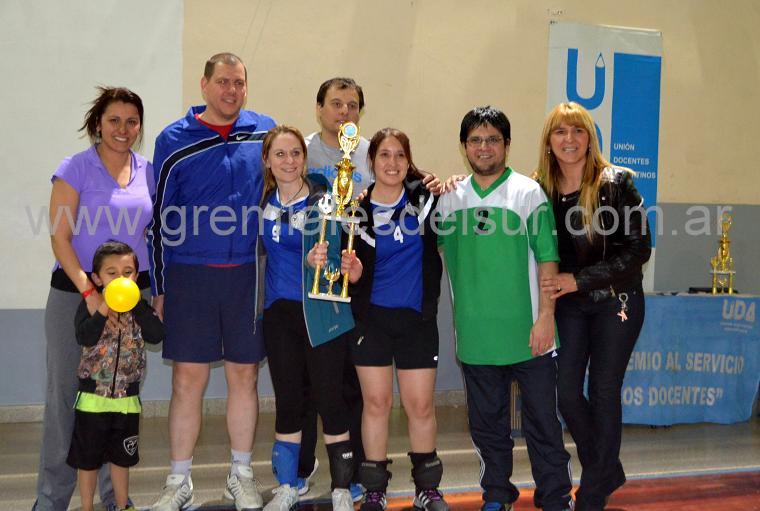 Fanny Abregú (der.) participó de la entrega de premios del torneo de vóley.