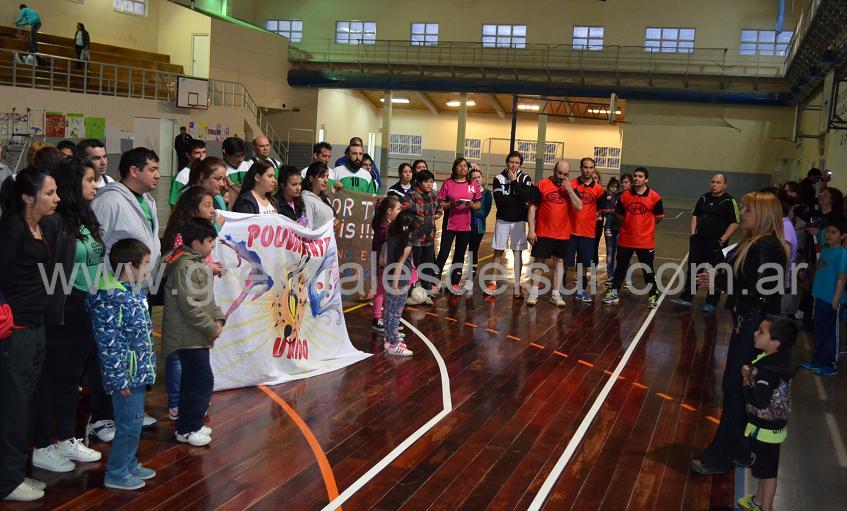 En la entrega de premios, Fanny Abregú destacó la participación de docentes en el torneo de vóley.