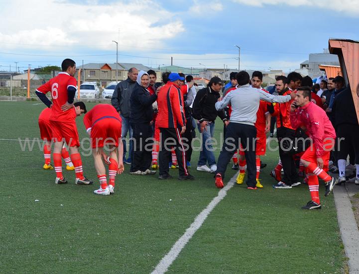 Festejo de los jugadores de Petroquímico tras ganarle a Fueguino por 2 a 1.