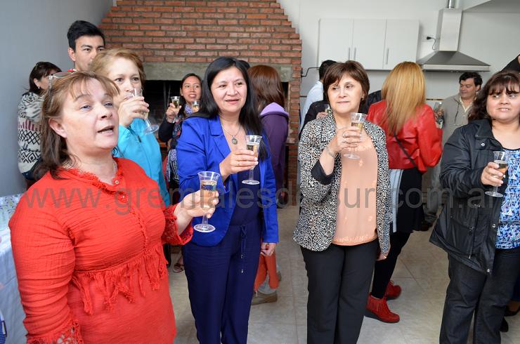 Miram PLanes (izq.) se dirige a los presentes previo la brindis en SOIVA.