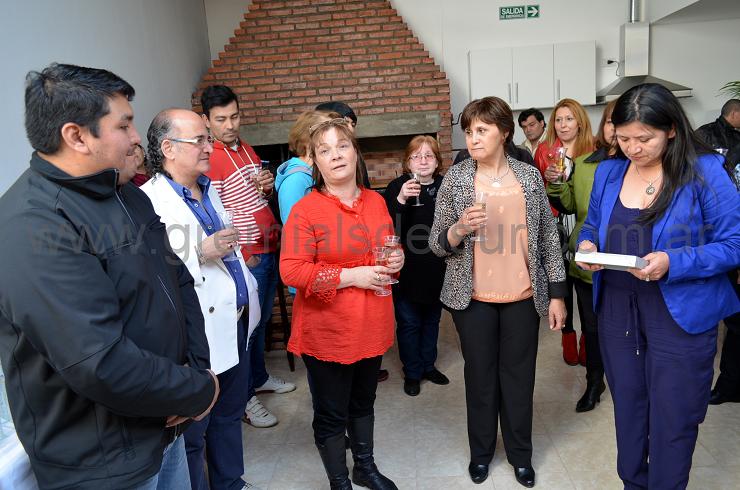 Entrega de plaqueta de reconocimiento a Adolfo Arjona (izq.).