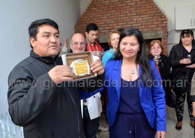 Adolfo Arjona recibió una placa por parte de las dirigentes de SOIVA. 