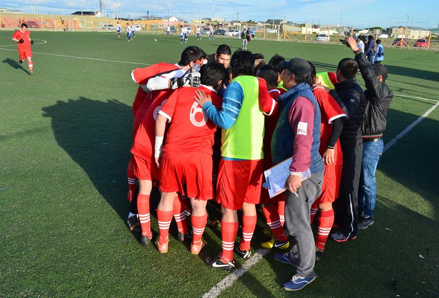 La arenga previa de los jugadores de Petroquímico antes de enfrentar a Libertad.