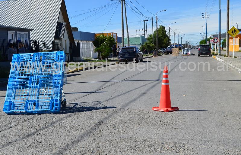 Los trabajadores cortaron la circulación vehicular en la intersección de las calles Obligado y Estrada, a 50 metros de las dependencias donde funciona la Secretaria de Trabajo en Río Grande.