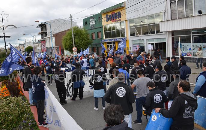 La UOM acompaño el reclamo de ATE frente a la Delegación de la Legislatura en Río Grande.