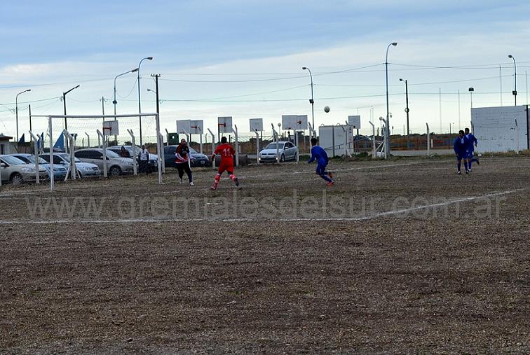 Alfredo Cortés se apresta a convertir el tercer gol de Petroquímico frente a AMPIMPA.
