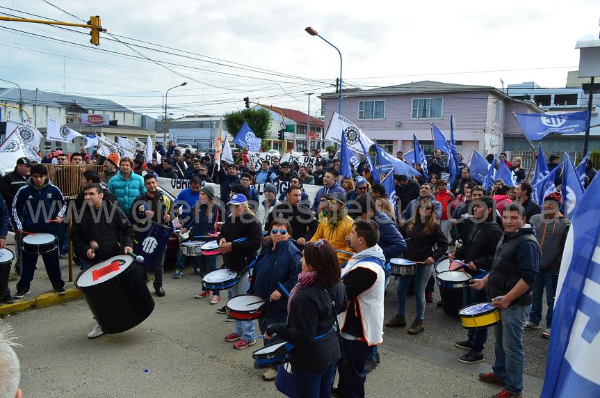 En Río Grande los trabajadores se manifestaron frente a la Delegación de la Legislatura.