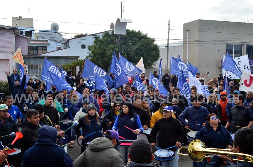Trabajadores de diversos sectores se congregaron frente a la Delegación de la Legislatura. 