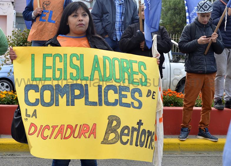 Fuerte repudio a los Legisladores fueguinos.