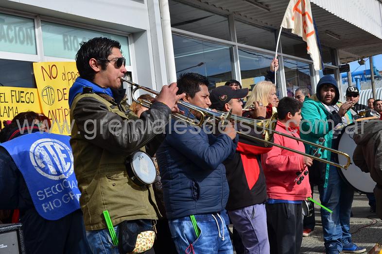 La movilización de ATE estuvo musicalizada con instrumentos de viento.
