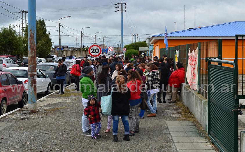 Sin interrumpir el tránsito vehícular, docentes ocupan la vereda de la Escuela Nº 7 de Río Grande.
