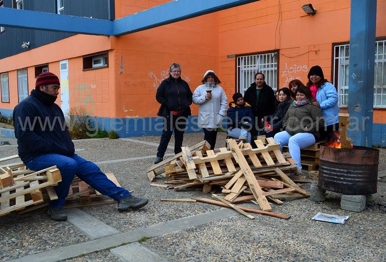 En el Colegio Haspen los docentes se manifestaron desde muy temprano. 