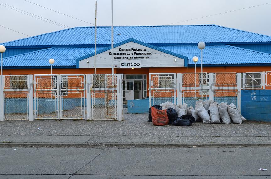 En el Colegio Piedrabuena la actividad era nula a las 08:30, ni la basura de la vereda sacaron.