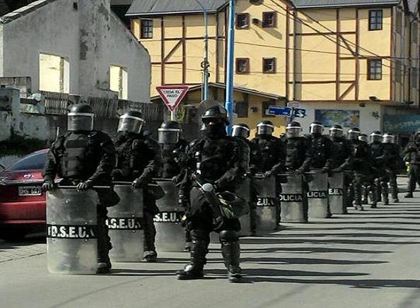 A 24 horas de que Rosana Bertone dijo, “jamás violentaremos un derecho”, sacó la policía a la calle para reprimir trabajadores.