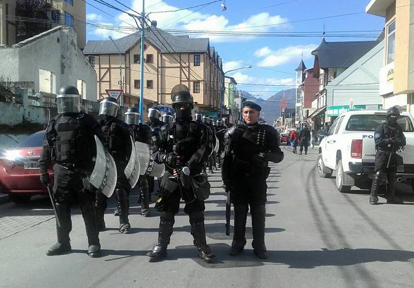 A 24 horas de que Rosana Bertone dijo, “jamás violentaremos un derecho”, sacó la policía a la calle para reprimir trabajadores.
