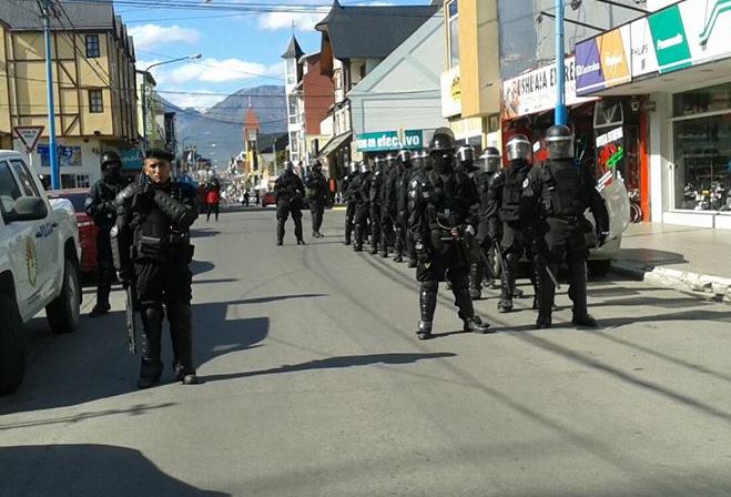 A 24 horas de que Rosana Bertone dijo, “jamás violentaremos un derecho”, sacó la policía a la calle para reprimir trabajadores.