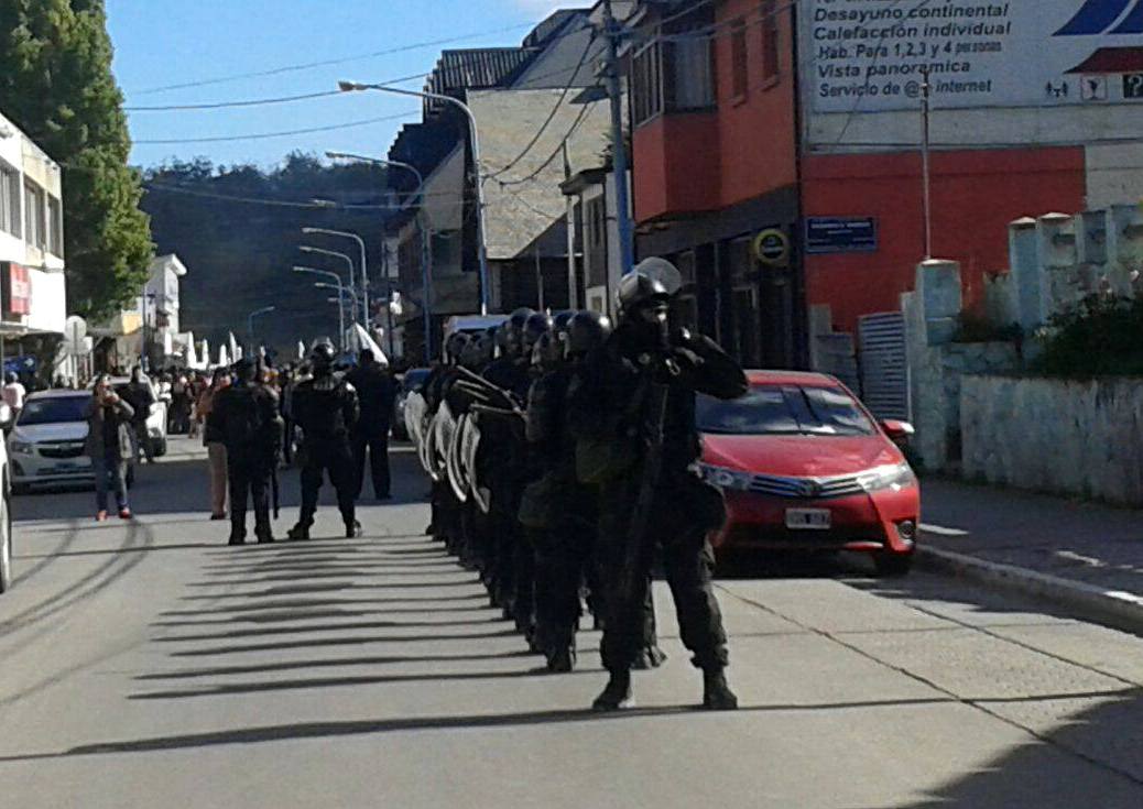 A 24 horas de que Rosana Bertone dijo, “jamás violentaremos un derecho”, sacó la policía a la calle para reprimir trabajadores.