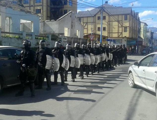 A 24 horas de que Rosana Bertone dijo, “jamás violentaremos un derecho”, sacó la policía a la calle para reprimir trabajadores.