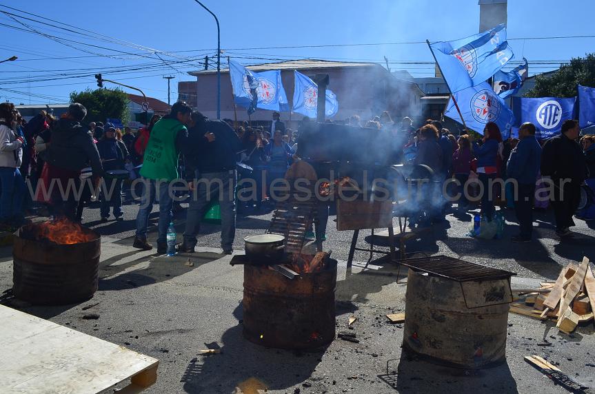 SUTEF, ATE, ATSA, y otros sectores frente a la Delegación de la Legislatura.