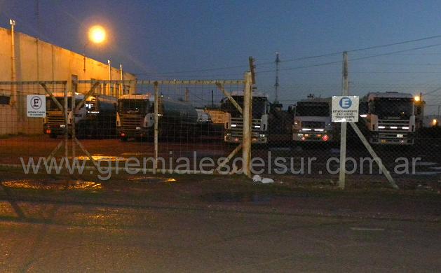 Camiones de Autosur en el predio de la estación de servicios de calle Islas Malvinas