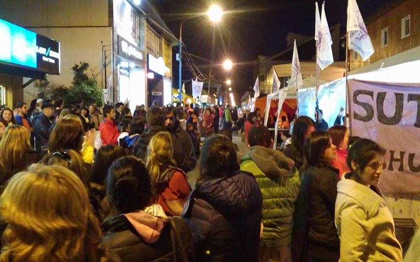 Acampe de trabajadores estatales frente a la Casa de Gobierno. 