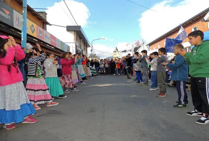 Acampe de trabajadores estatales frente a la Casa de Gobierno. 