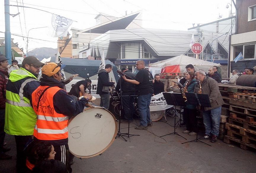 Acampe de trabajadores estatales frente a la Casa de Gobierno. 