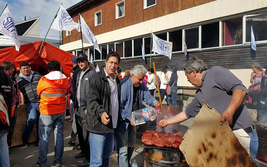 Acampe de trabajadores estatales frente a la Casa de Gobierno. 
