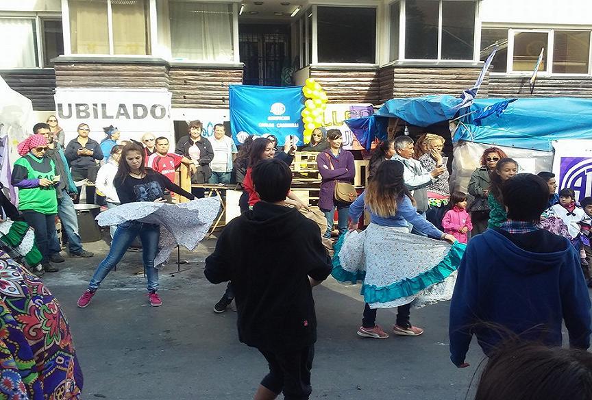 Acampe de trabajadores estatales frente a la Casa de Gobierno. 