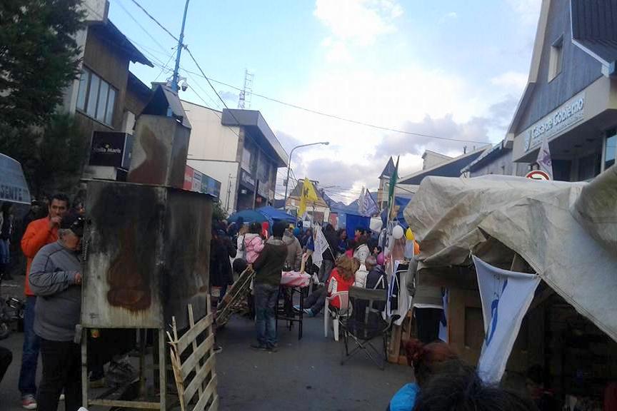 Acampe de trabajadores estatales frente a la Casa de Gobierno. 