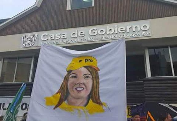 Acampe de trabajadores estatales frente a la Casa de Gobierno. 