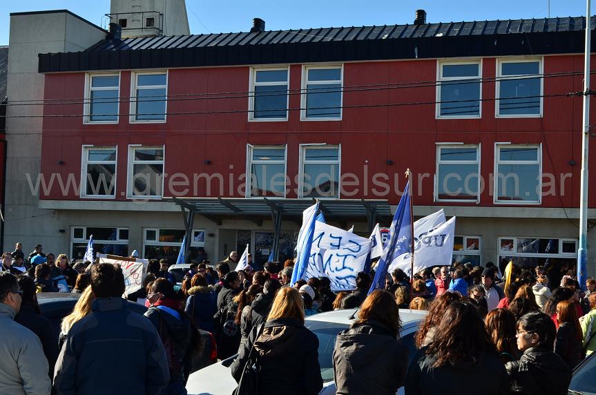 El Centro Cultural Yaganes fue el lugar elegido para la protesta de los estatales de Río Grande.