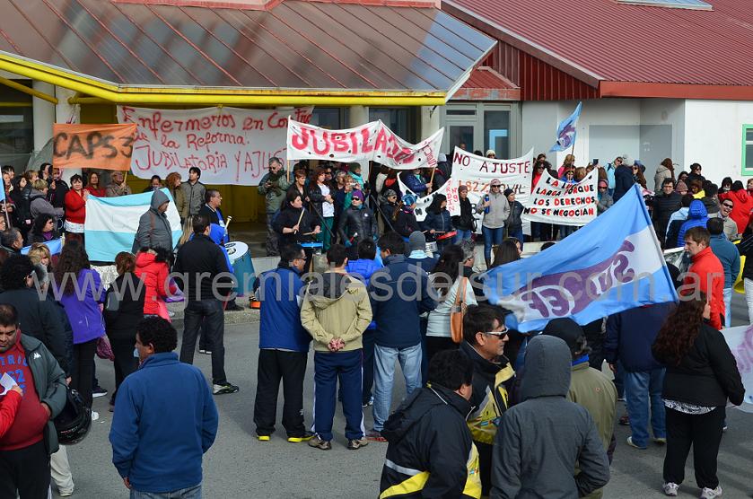 Luego de concentrarse en la Dirección de Rentas, los trabajadores se manifestaron en el Hospital de Río Grande.