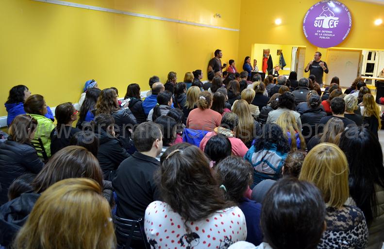 Importante concurrencia de docentes en la asamblea en Río Grande.