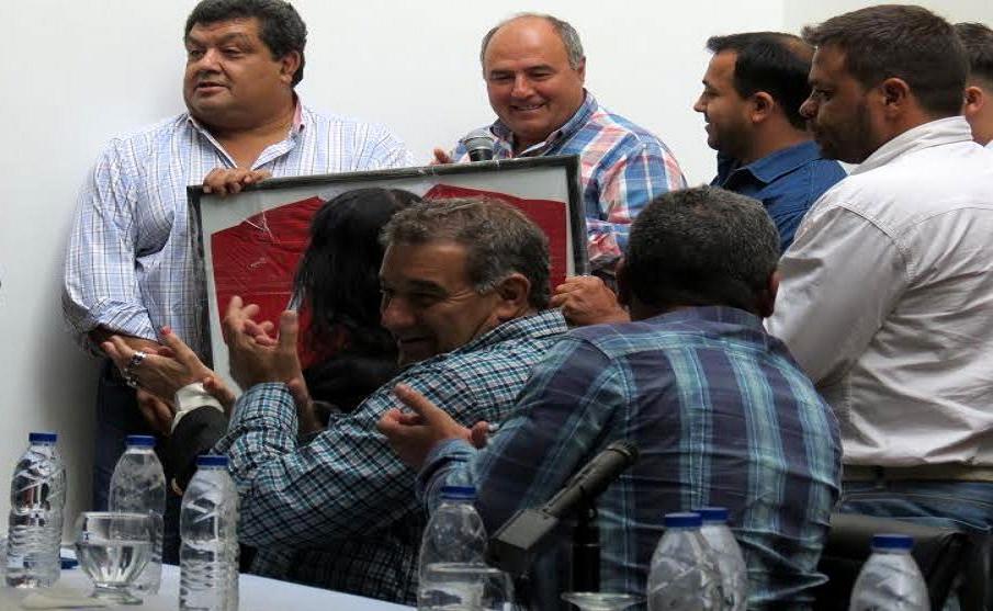 El Club Petroquímico Chinese entregó a Rubén Salas la camiseta del Club.